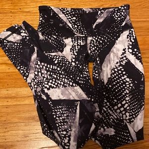LULULEMON black patterned leggings size 4